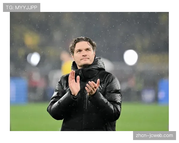 特写:德甲赛场,看台上的多特蒙德球迷为即将离任的泰尔齐奇高歌致敬